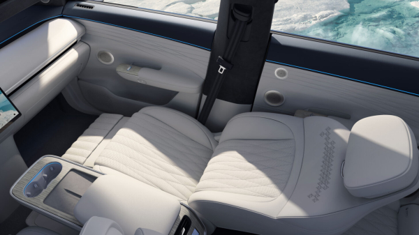 Представлен салон нового китайского кроссовера для России Представлен салон нового китайского кроссовера для России