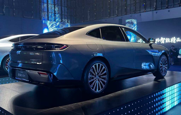 Китайцы из Geely представили большой гибридный седан Galaxy Starshine 8 EM Китайцы из Geely представили большой гибридный седан Galaxy Starshine 8 EM