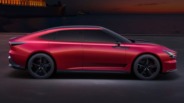 Лифтбек Honda GT представлен с двумя лицами