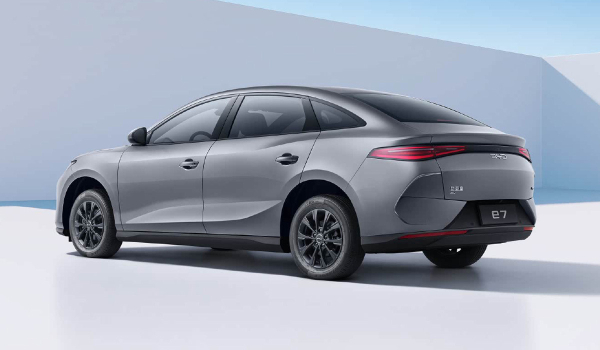 Новый доступный седан BYD e7: специально для таксопарков Новый доступный седан BYD e7: специально для таксопарков