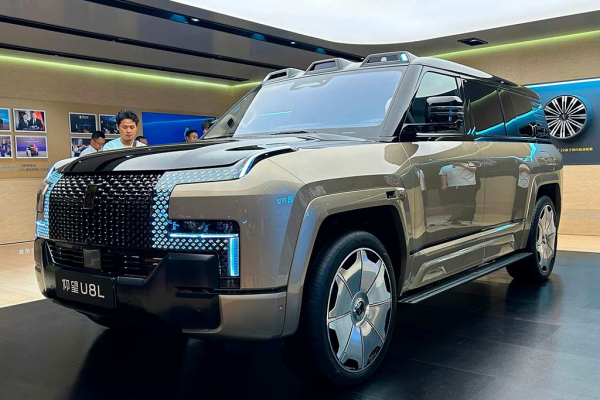 Внедорожник YangWang U8 получил удлиненную модификацию с золотыми шильдиками