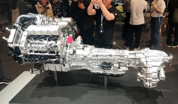 Tank 300 с двумя мостами и собственный двигатель V8 Tank 300 с двумя мостами и собственный двигатель V8