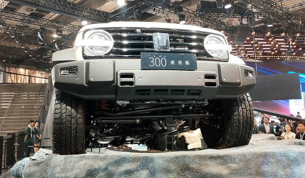 Tank 300 с двумя мостами и собственный двигатель V8 Tank 300 с двумя мостами и собственный двигатель V8