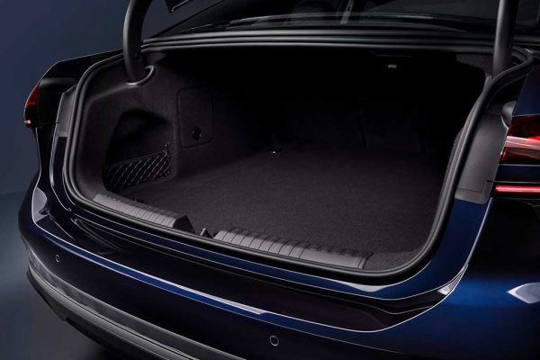 В гамме нового Audi A6 (С9) появился классический седан