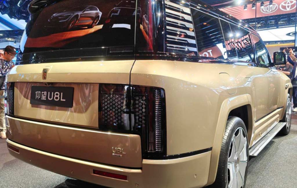 Внедорожник YangWang U8 получил удлиненную модификацию с золотыми шильдиками