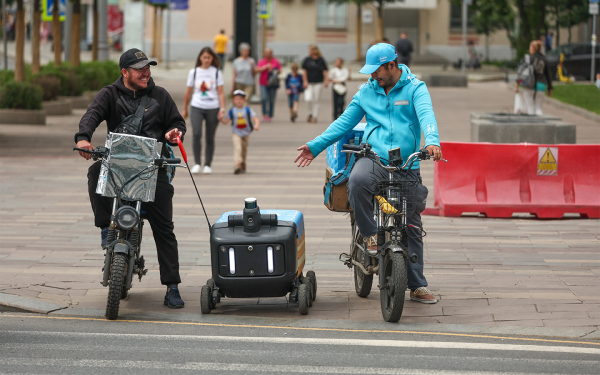 
            Не быстрее 25 км/ч. Роботов-доставщиков внесут в ПДД и снабдят номерами
        