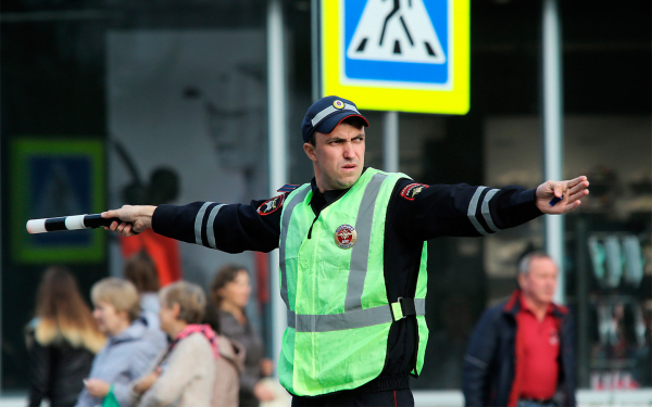 Сигналы регулировщика: фото, значение и как разобраться
Сигналы регулировщика: фото, значение и как разобраться