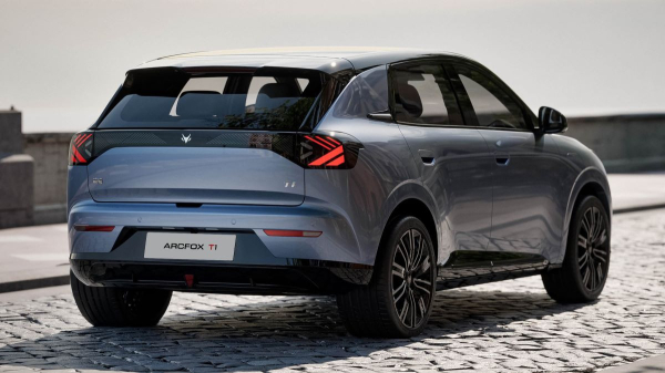 Показан доступный электрический хэтчбек Arcfox T1 Показан доступный электрический хэтчбек Arcfox T1